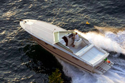 <b>Il motoscafo Tornado 38 con relativo marinaio</b>