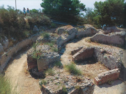 <b>Le rovine dell'emiciclo di Villa Jovis</b>