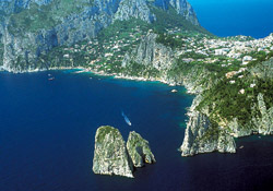 Vista aerea dei Faraglioni di Capri <b>Vista aerea dei Faraglioni di Capri</b>