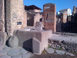 <b>A fountain in the ancient Pompeii</b>