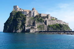 <b> Veduta del Catello Aragonese ad Ischia Porto</b>