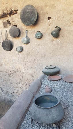 <b>Antico vasellame dagli scavi di Pompei</b>