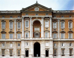 <b>La facciata principale della Reggia di Caserta</b>